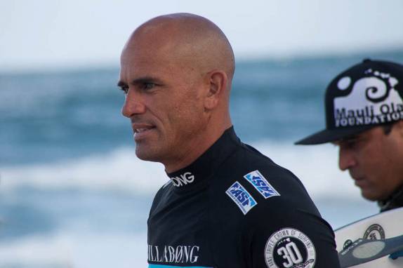 O grande Kelly Slater na praia de Pipeline, na North Shore de Oahu, no Havaí - foto de Laura Schunemann
